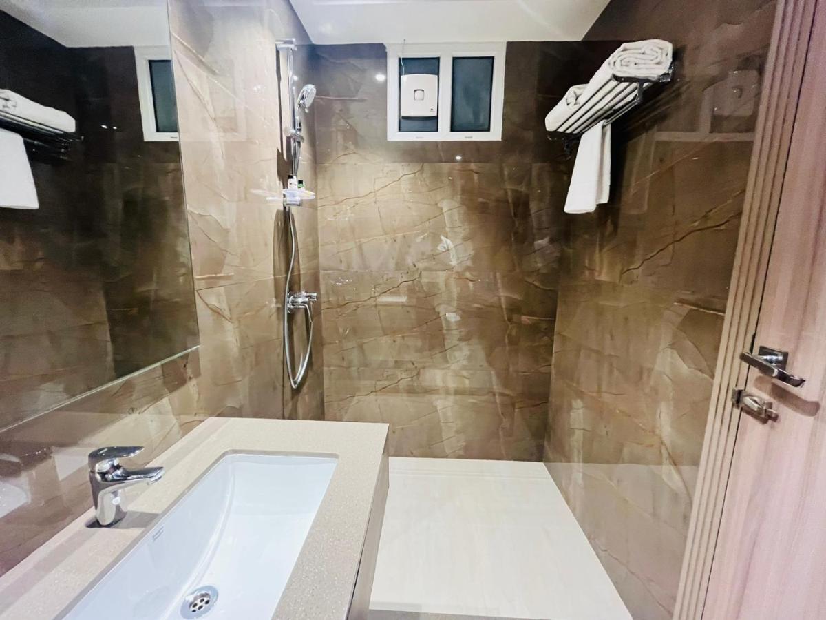 Hotel The Royal Vista Варанаси Экстерьер фото