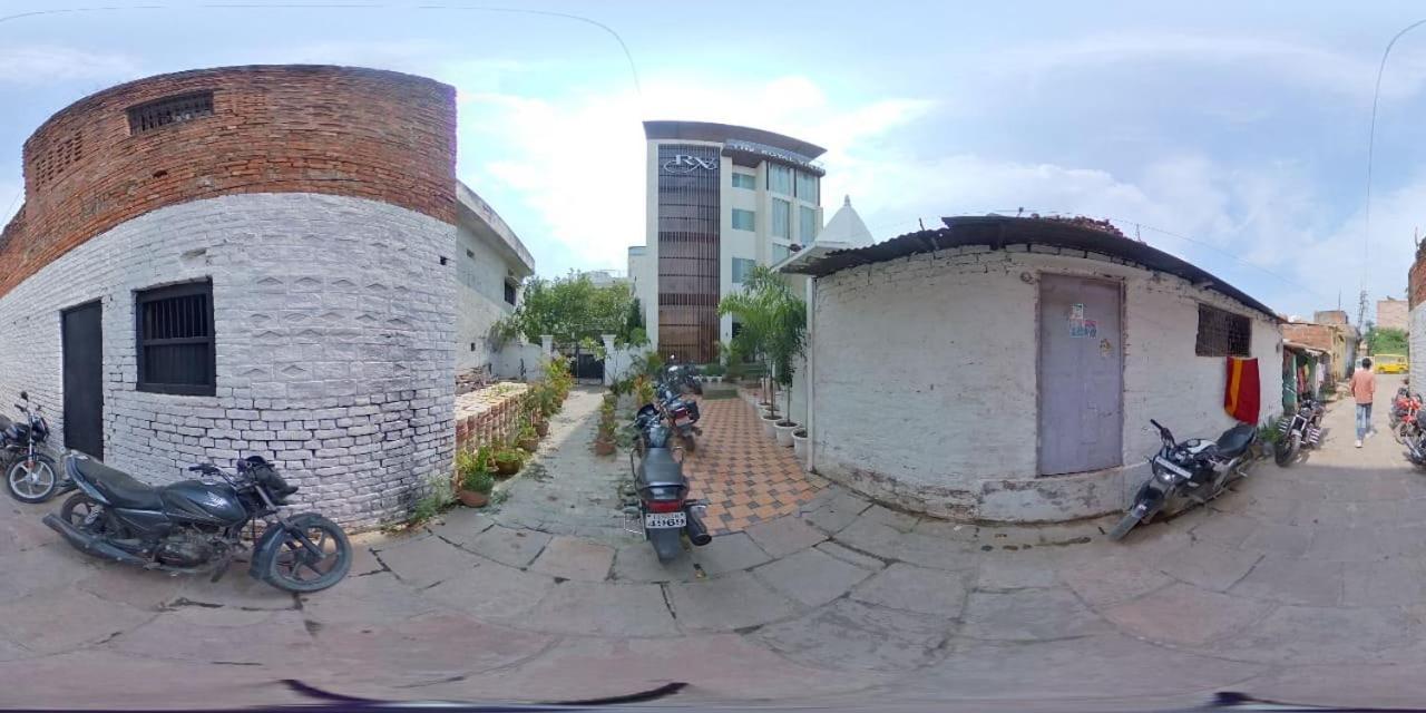 Hotel The Royal Vista Варанаси Экстерьер фото